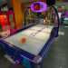 ...mentre sulla sinistra trovano spazio i primi meravigliosi giochi. Superato il pi nuovo air hockey...